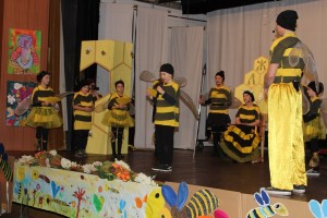 V divadelnom predstavení sa prelínajú zaujímavé poznatky o včelách s pesničkami, básničkami a pohybovými aktivitami